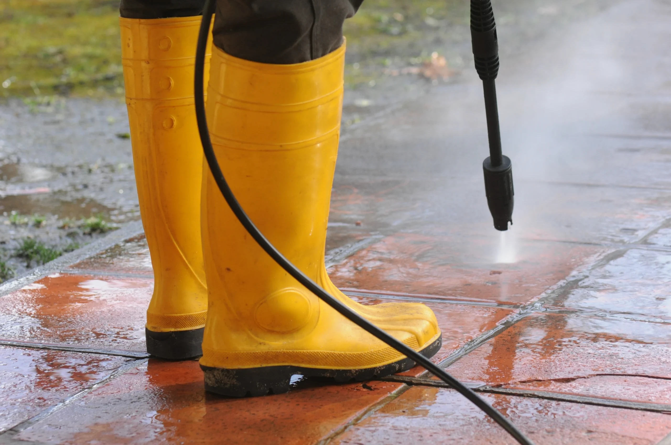 Pressure Washing Roofs Safely: What Homeowners Should Know